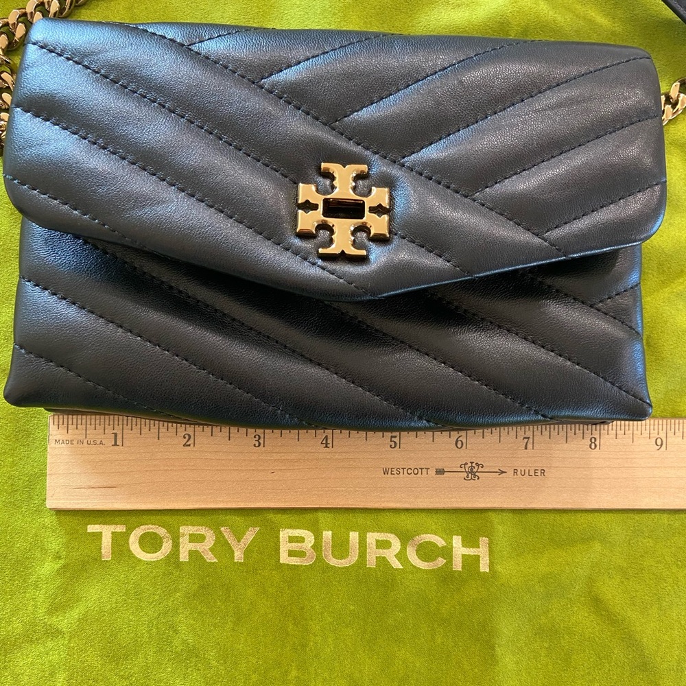 TORI BURCH Kira Chevron Wallet With Gold Chain - Picture 4 of 16